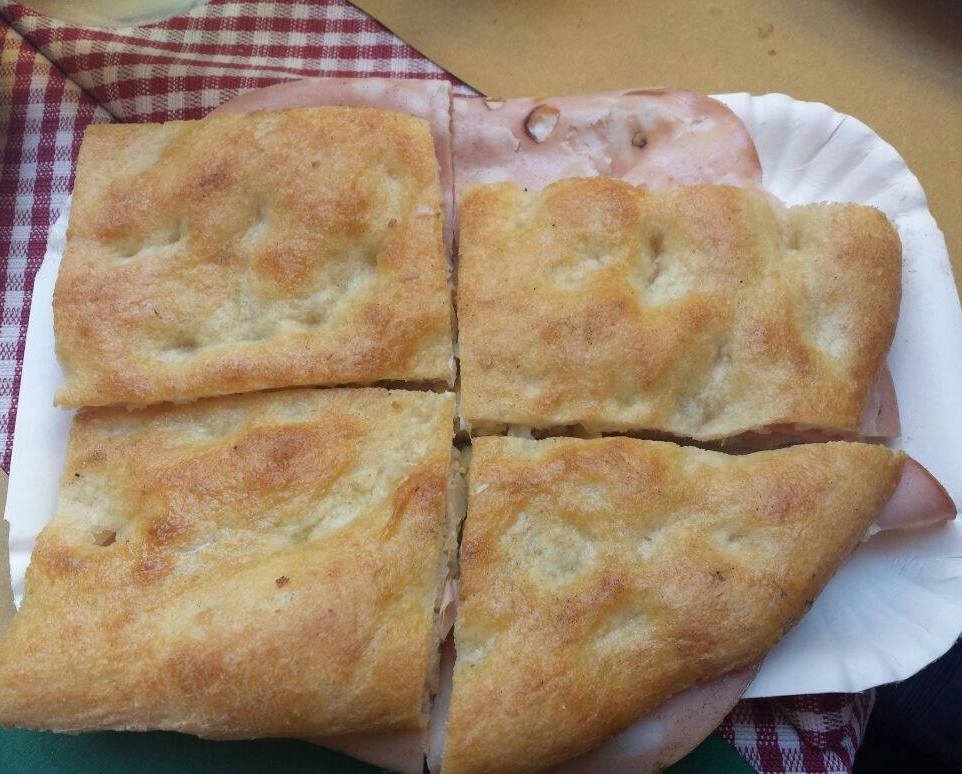 PERTO DA PIAZZA NAVONA - PIZZA RECHEADA DE MORTADELA foto Ana Venticinque