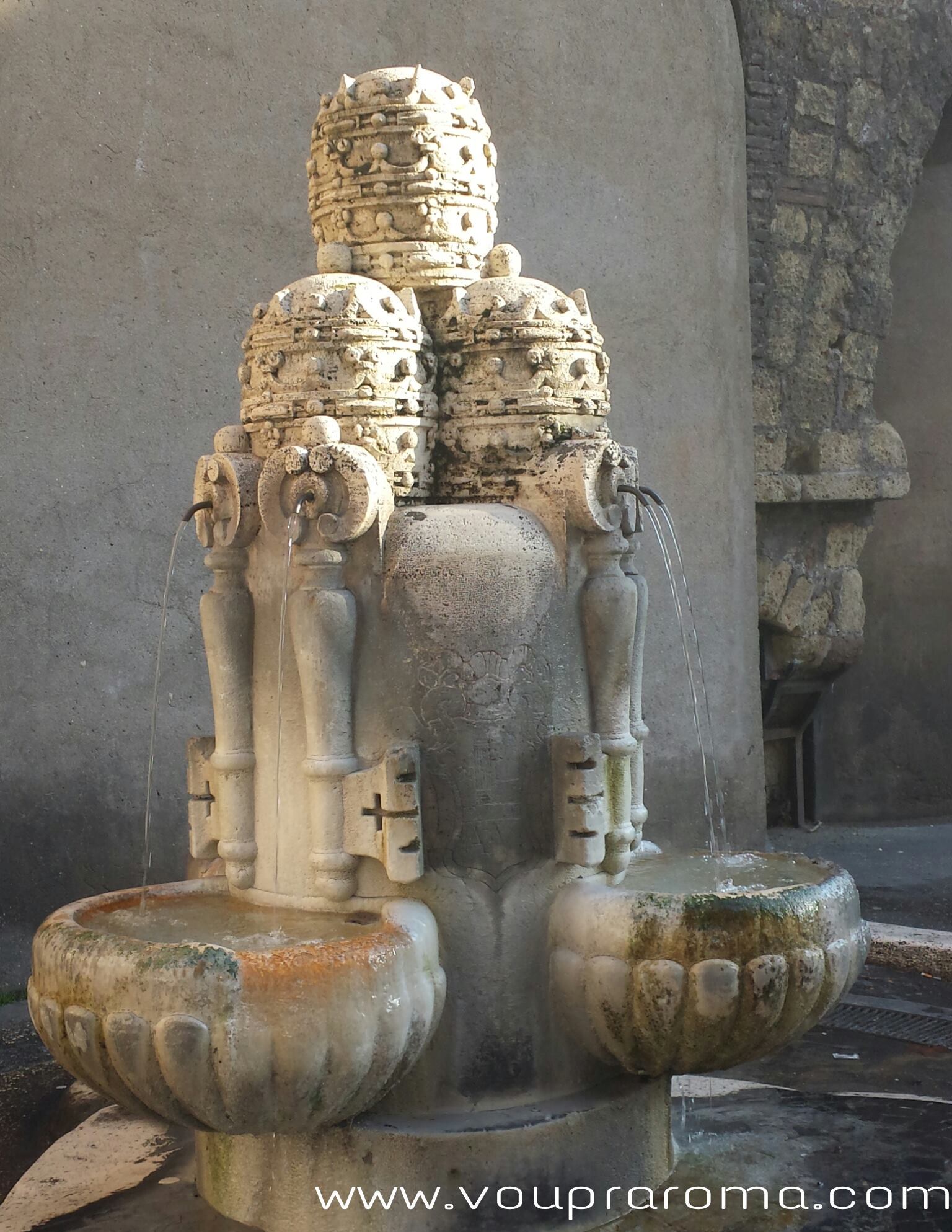 BASÍLICA DE SÃO PEDRO - FONTANA AO LADO DA PRAÇA