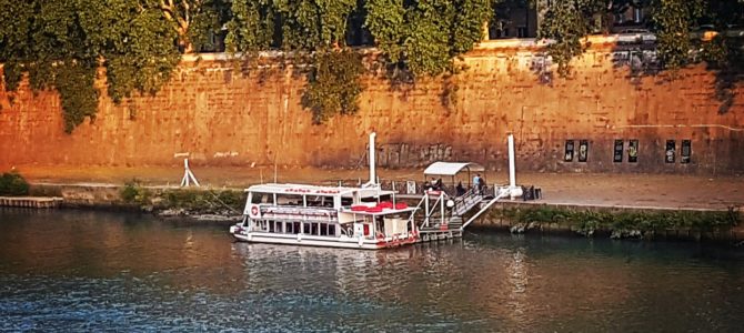 Passeio às margens do Rio Tibre / Tevere