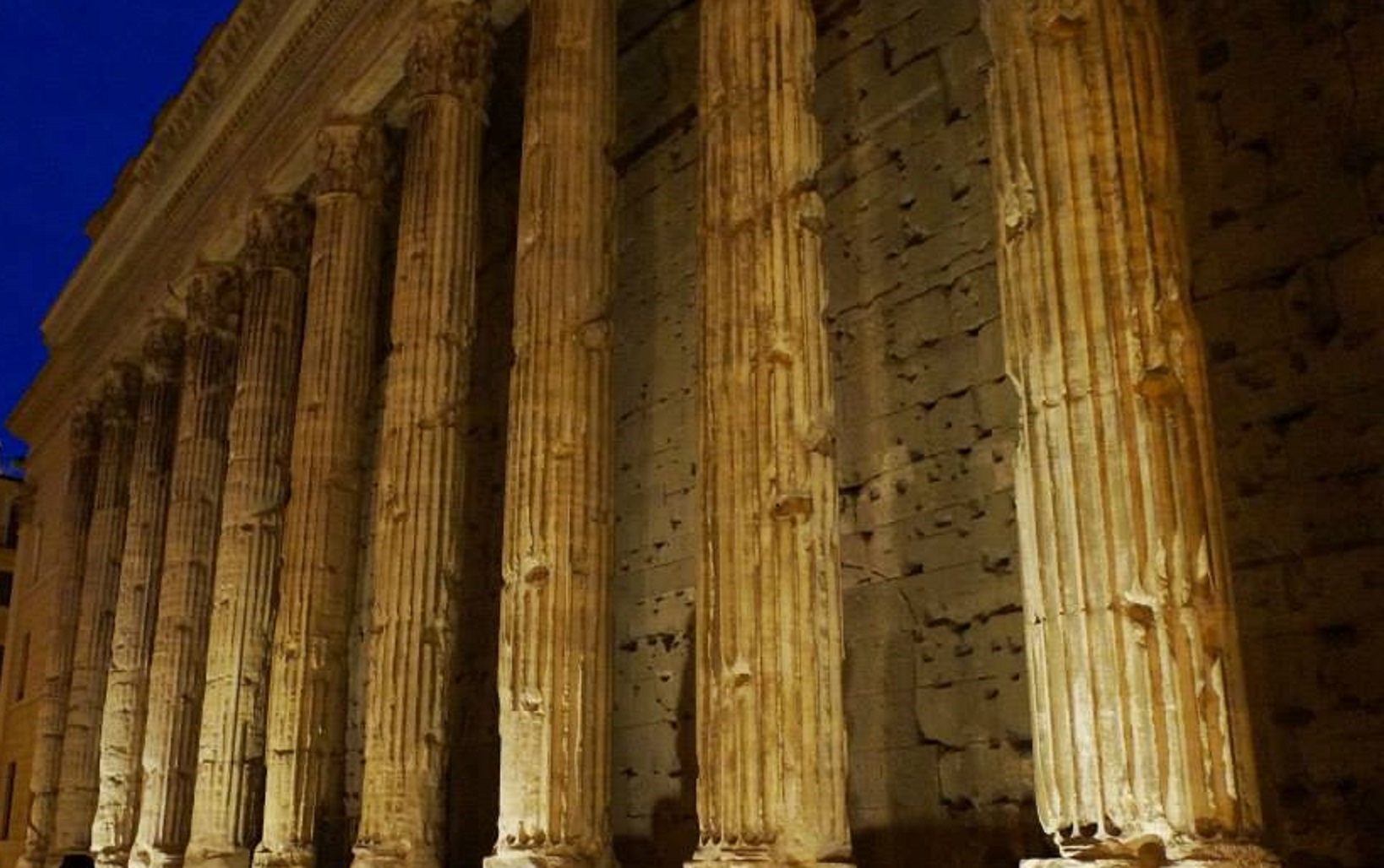 Lugar secreto en Roma 👉🏻 Templo de Adriano 🏛️✨ . En pleno