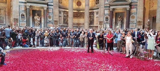 Chuva de pétalas vermelhas no Pantheon em Roma