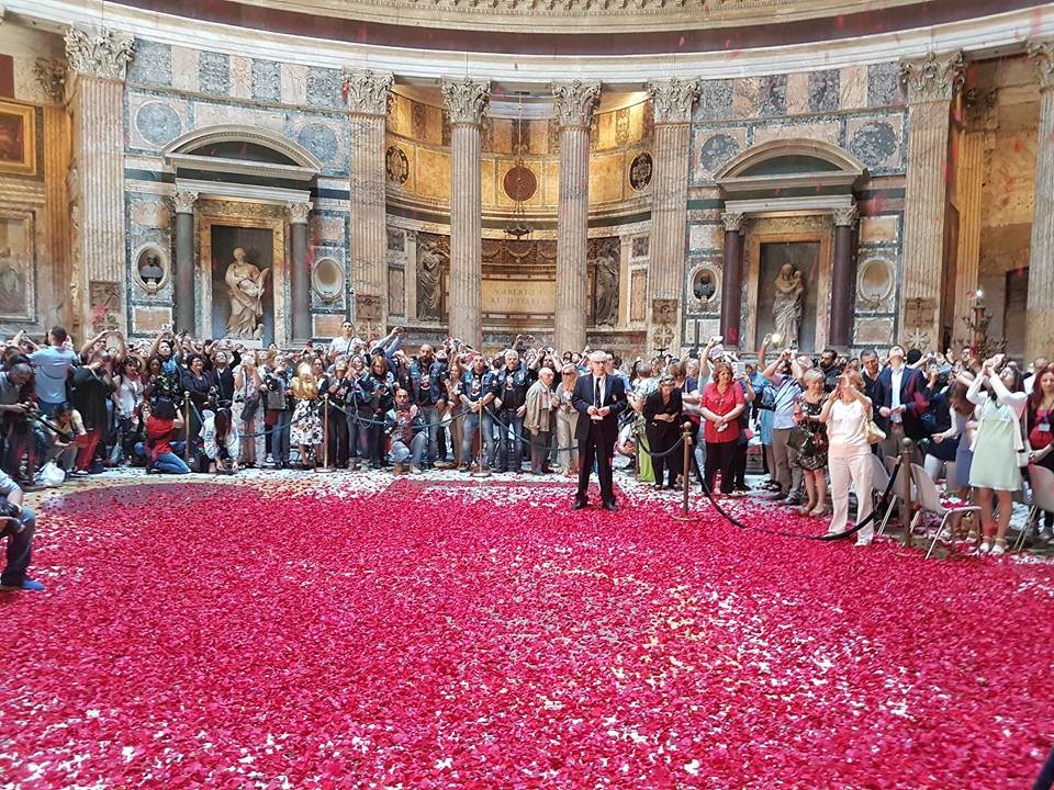 Chuva de Pétalas vermelhas no Pantheon - Roma - Blog Vou pra Roma