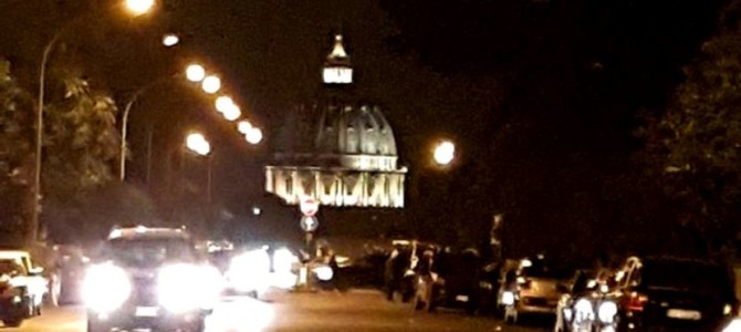 Curiosa ilusão da Cúpula de São Pedro em Roma