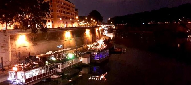 Aperitivo, bar flutuante e música ao vivo em Roma.