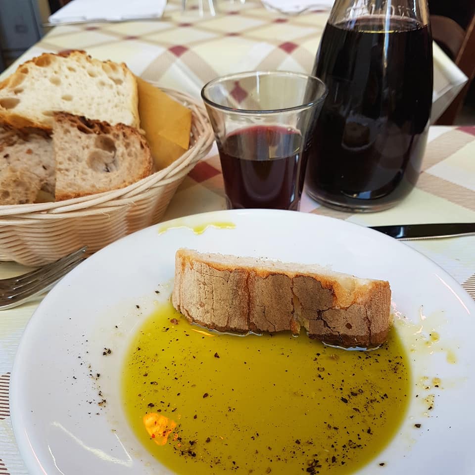 Onde comer em Trastevere - Roma - Da Enzo - azeite de produção própria - Blog Vou pra Roma