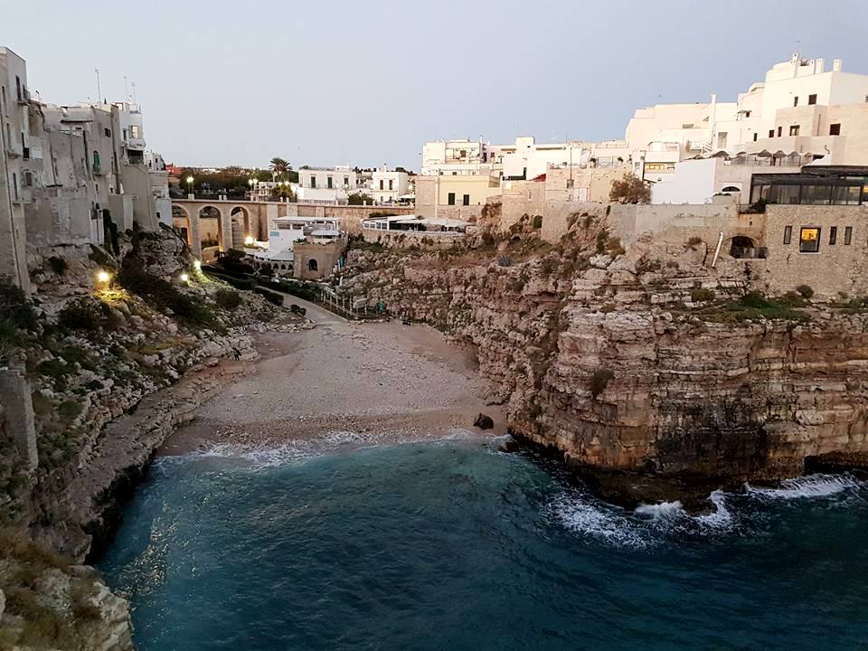 Polignano a Mare - Puglia - Cala Porto vista dos mirantes do Burgo antigo - Blog Vou pra Roma