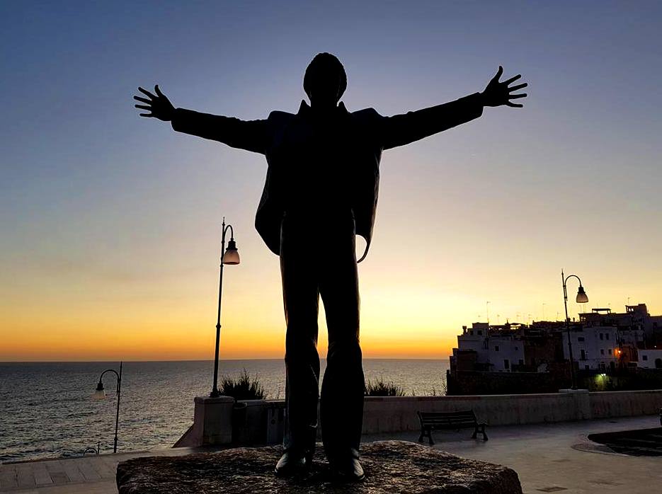 Polignano a Mare - Puglia - Estátua de Domenico Modugno - Blog Vou pra Roma