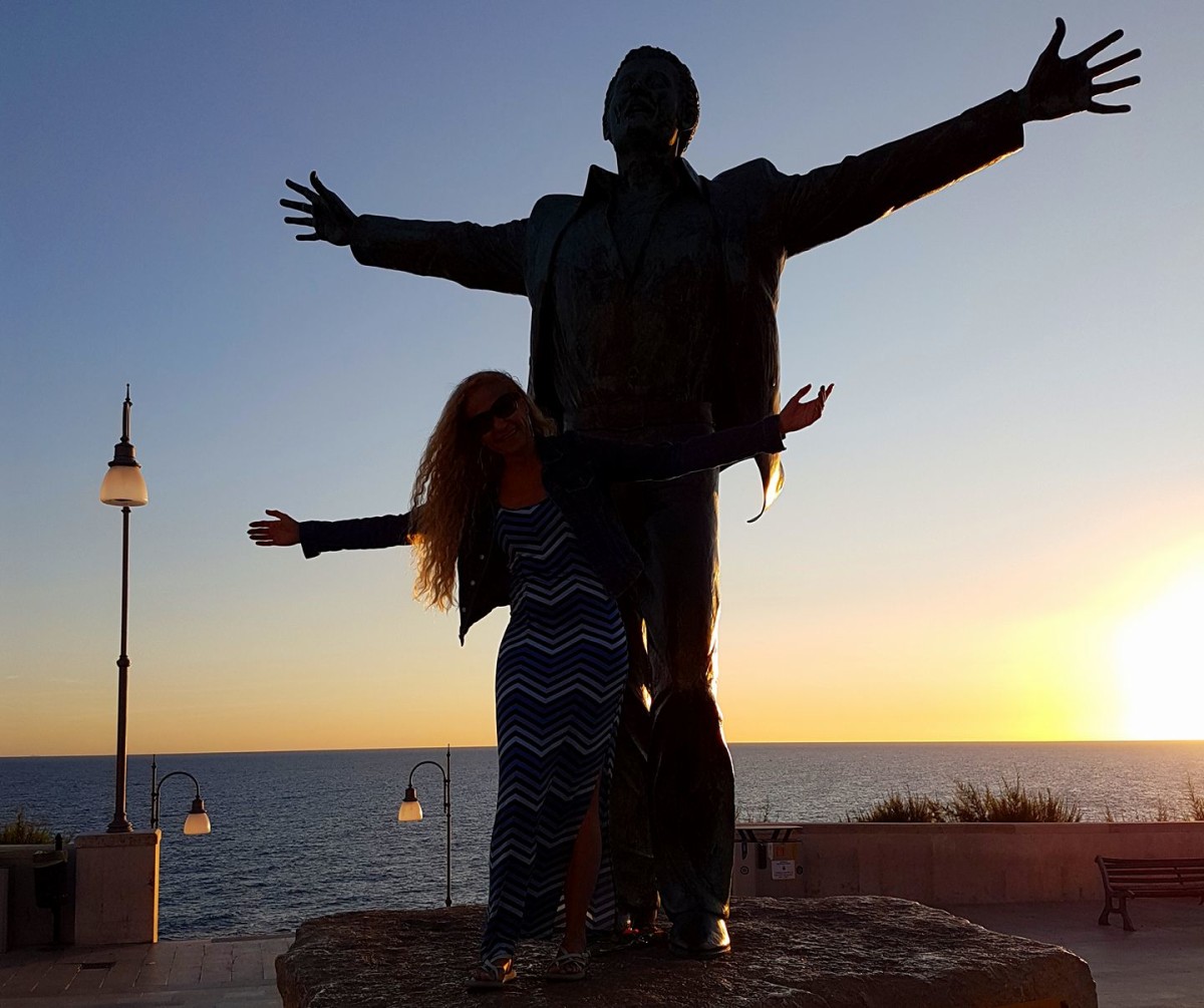 Polignano a Mare - Puglia - Estátua de Domenico Modugno - Blog Vou pra Roma