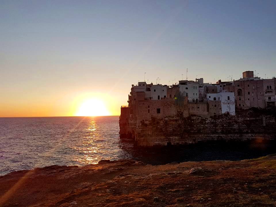 Polignano a Mare - Puglia - Nascer do sol visto da Pietra Piatta - Blog Vou pra Roma