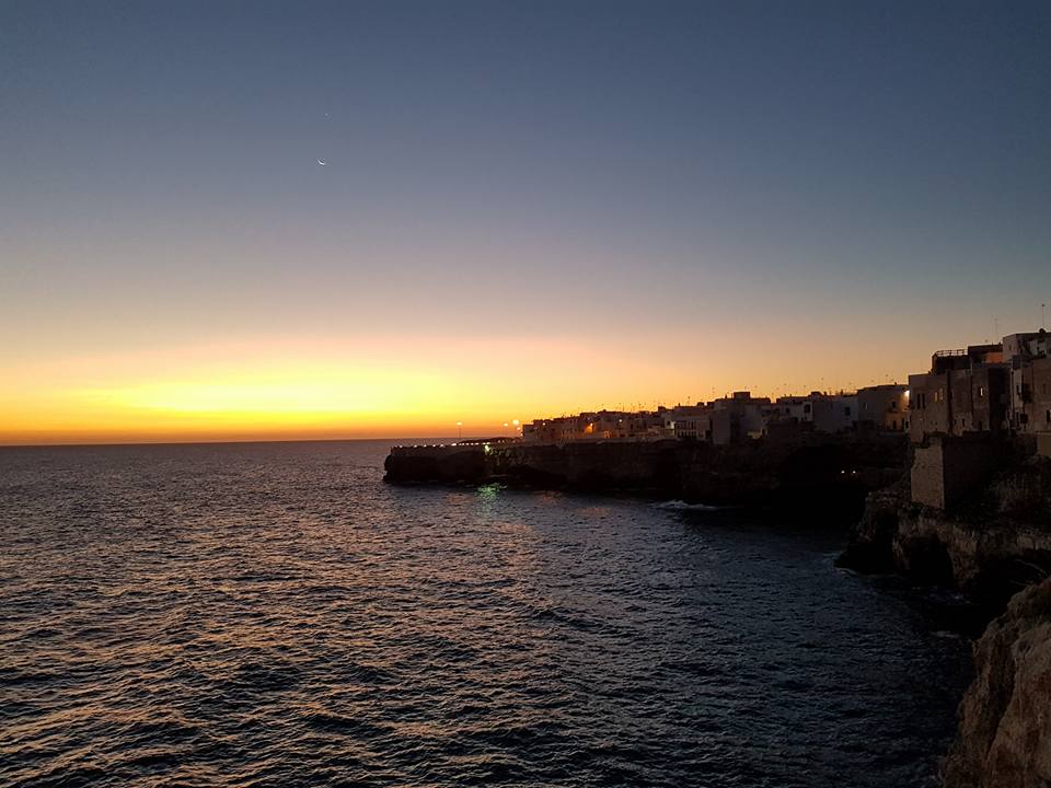 Polignano a Mare - Puglia - Sol nascendo visto dos mirantes do Burgo antigo - Blog Vou pra Roma