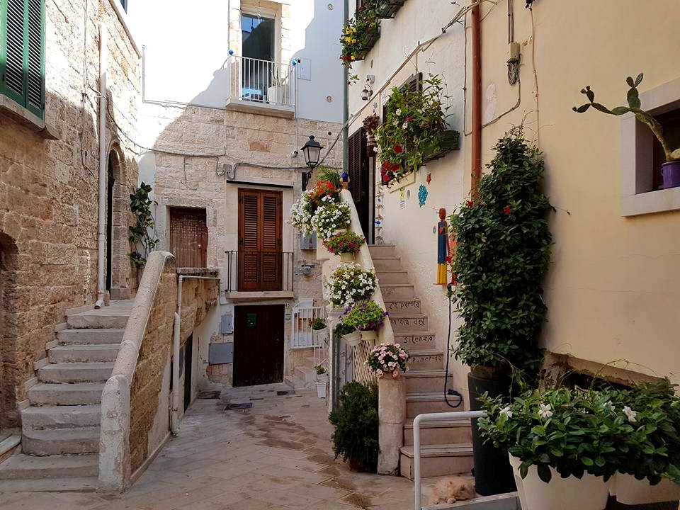 Polignano a Mare - Puglia - pequenas ruas do centro histórico - Blog Vou pra Roma